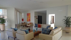 Lobby sitting area - Casa da Madeira HC (Caldas Novas)