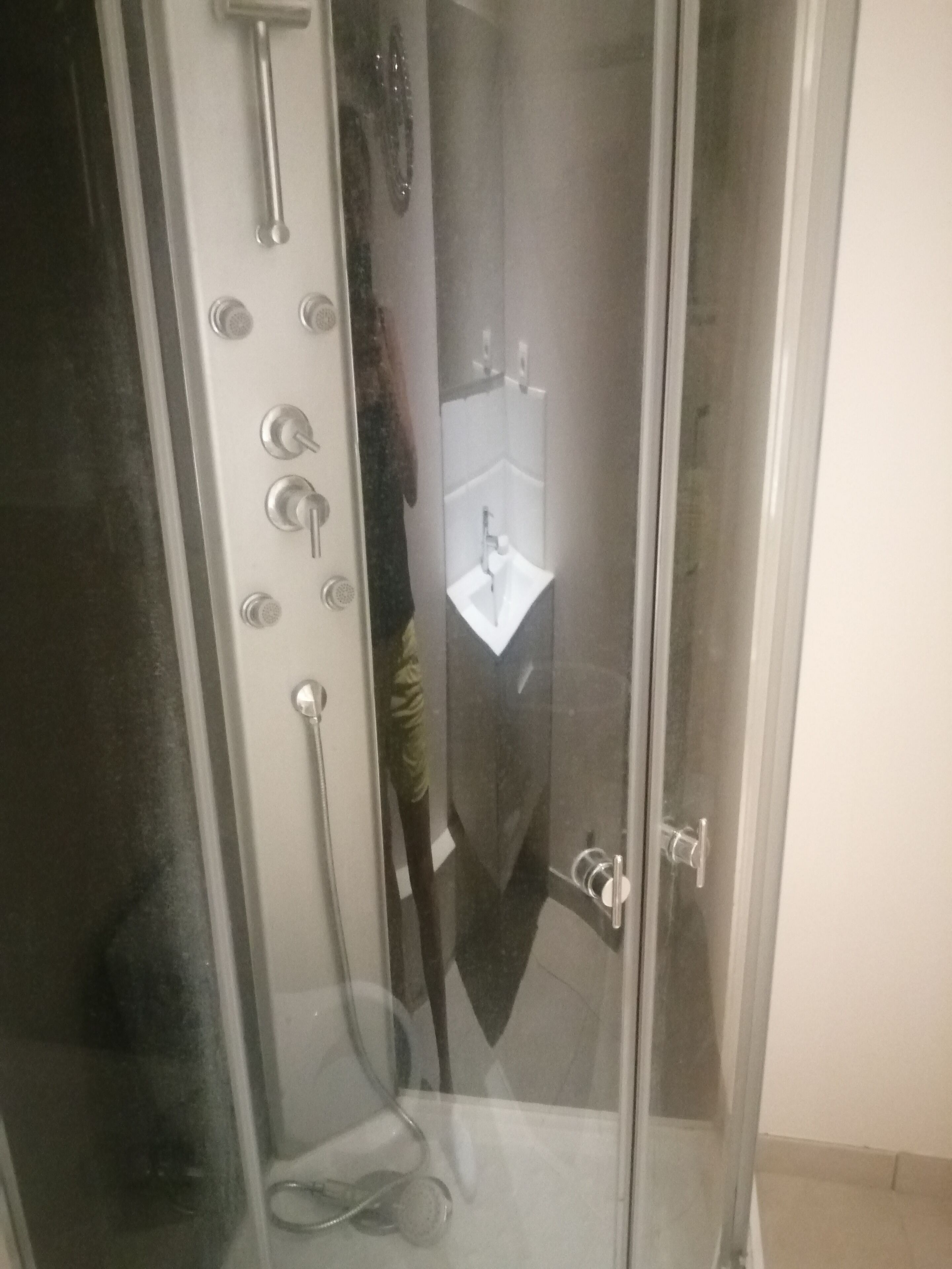 2 studios for 8 people swimming pool of 7m by 4m 100 meters from the beach. center