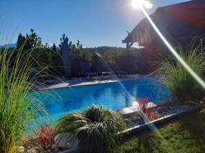 Utomhuspool och uppvärmd pool