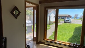 Quarto com uma grande porta de vidro deslizante que dá para um quintal.