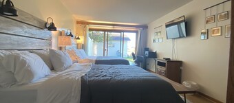 Agate Bay Cottage 2 Bed 2 Bath. Watch the ore boats in comfort.