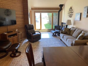 Smart TV, fireplace, computer monitors