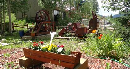 End Unit;walk to lifts-Large decks summer;your private oasis.Ski History Exhibit