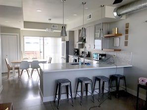 Maison en rangée, Plusieurs lits (750 Jerome St. (Unit 5)) | Cuisine privée | Réfrigérateur