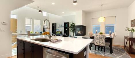 獨棟房屋, 多張床 (420 Cajetan St., US) | 3 間臥室、免費無線上網、床單