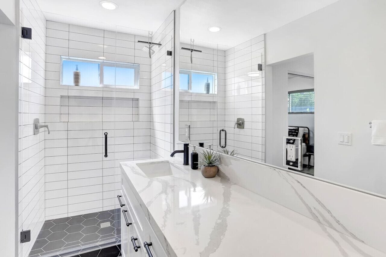 Combined shower/tub