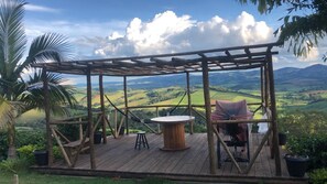 Outdoor dining - Sítio 3Ipes Chalet in the Mountains of Minas with exclusive waterfalls (Senador José Bento-MG)