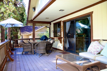 Outdoor dining. The Bear Slumbers in Big Bear, spa, WiFi, foosball, pool/ping-pong