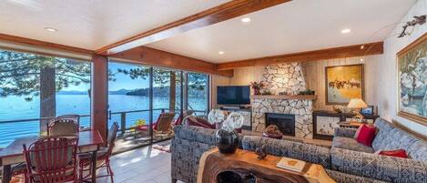 Televisión y chimenea