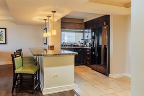 Fridge, microwave, oven, stovetop - Club Wyndham Royal Garden at Waikiki - 1 Bedroom Presidential (Honolulu)