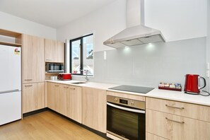 Casa, 2 habitaciones | Cocina privada | Frigorífico grande, microondas, horno y placa de cocina