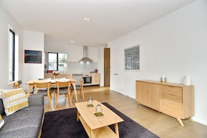 Maison, 2 chambres | Coin séjour | TV connectée de 55 pouces avec chaßnes par satellite, télévision