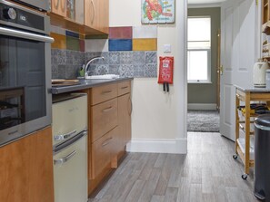 Oven, cookware/dishes/utensils, freezer