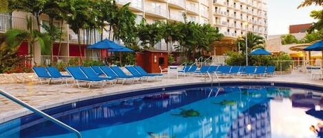 Una piscina al aire libre, una piscina climatizada