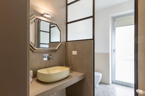 Shower, hair dryer, bidet, towels