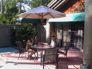 تناول الطعام بالخارج