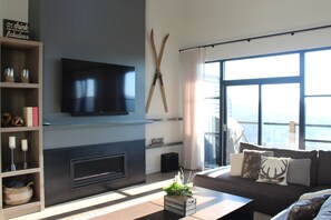 Smart TV, fireplace