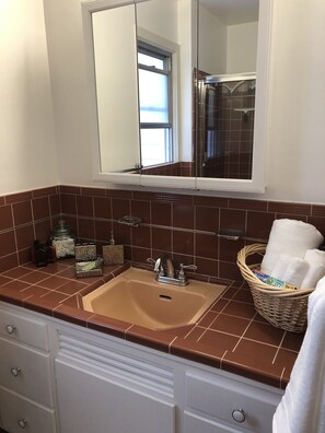 Combined shower/tub, hair dryer, towels, soap - Beautiful Marina Home - 2Bed 2Bath - 1 block from Marina Blvd! (San Francisco)