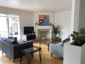 Smart TV, fireplace, computer monitors - Beautiful Marina Home - 2Bed 2Bath - 1 block from Marina Blvd! (San Francisco)