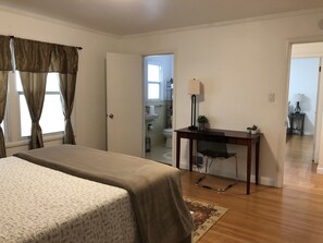 2 bedrooms, desk, iron/ironing board, WiFi - Beautiful Marina Home - 2Bed 2Bath - 1 block from Marina Blvd! (San Francisco)