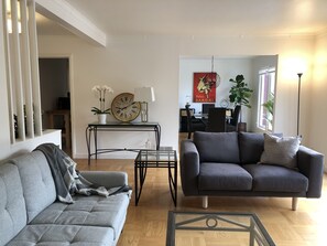 Smart TV, chimenea y monitor de computadora 