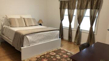 2 bedrooms, desk, iron/ironing board, WiFi