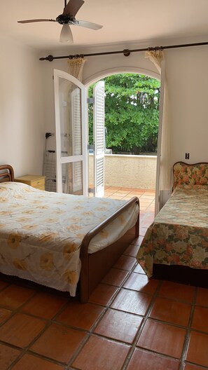4 bedrooms, WiFi, bed sheets - Beautiful house one block from the beach and the shopping mall. (Guaruja)