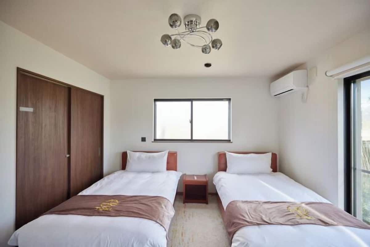 2 bedrooms, in-room safe, individually decorated, blackout drapes