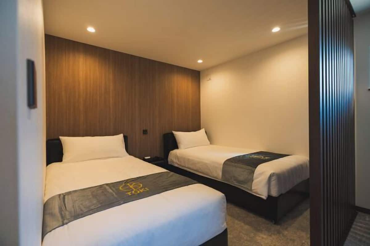 2 bedrooms, in-room safe, individually decorated, blackout drapes