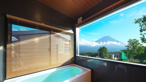 Une salle de bain moderne avec une grande baignoire et une vue sur la montagne.