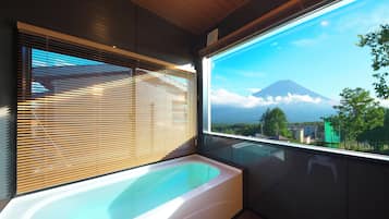 Bañera y ducha independientes, secador de pelo, batas, pantuflas