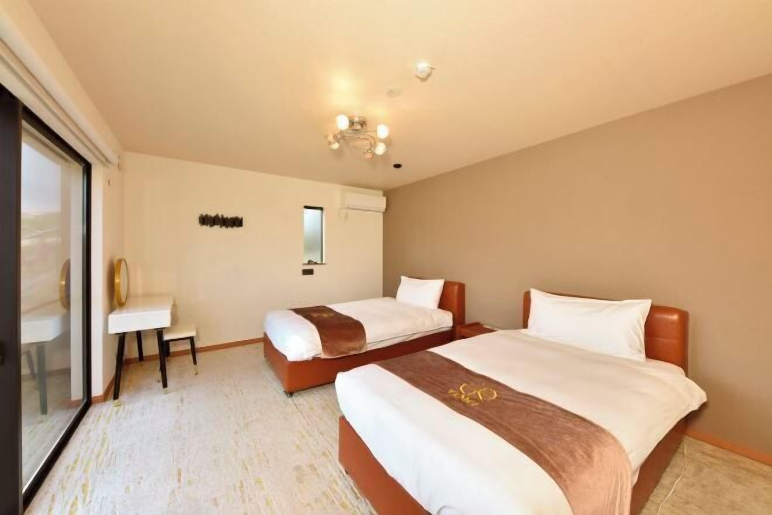 Safe på rommet, individuelt dekorert og blendingsgardiner