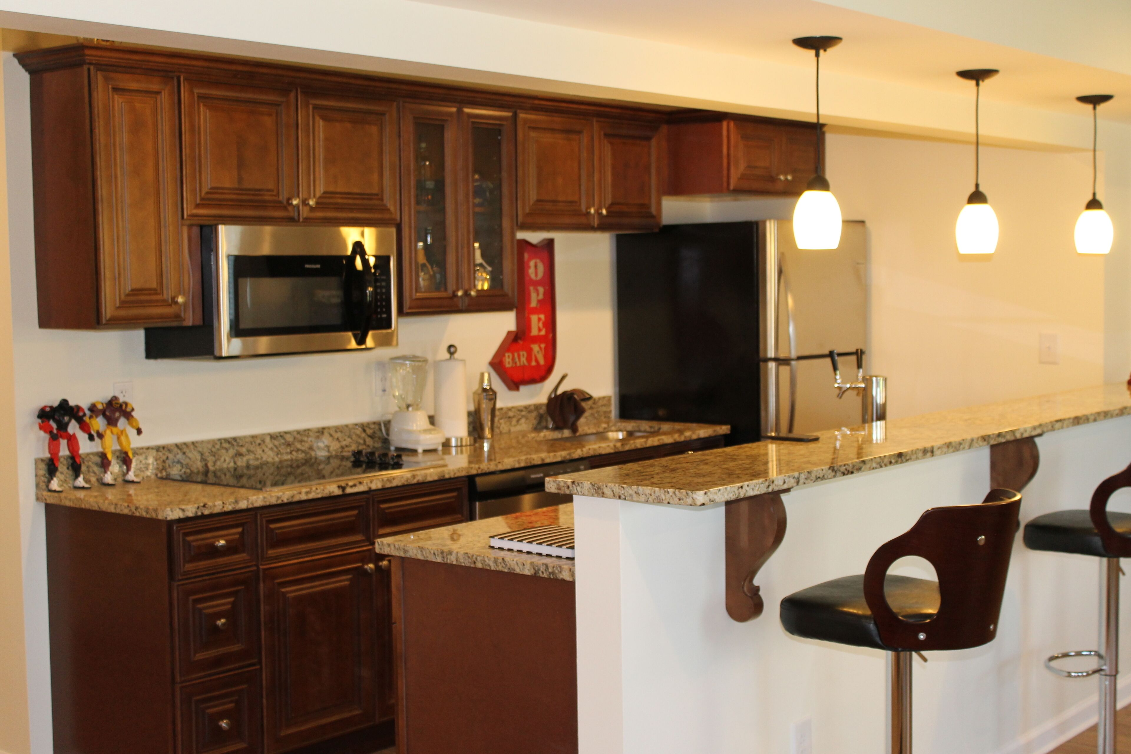 Kühlschrank, Mikrowelle, Herdplatte, Geschirrspüler