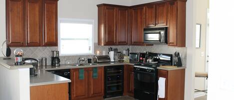 Fridge, microwave, stovetop, dishwasher