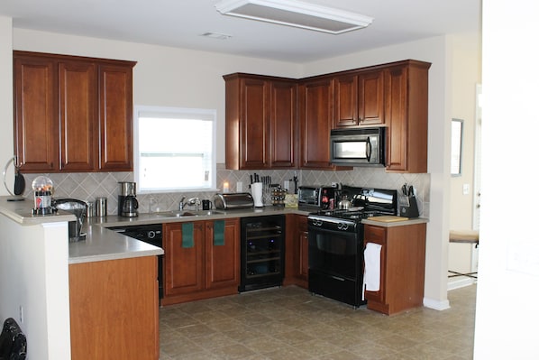 Fridge, microwave, stovetop, dishwasher