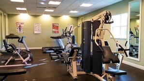 A gym with treadmills, elliptical machines, and weight machines. - 2 bed, 2 bath condo close to Disney and other theme parks Orlando (Kissimmee)