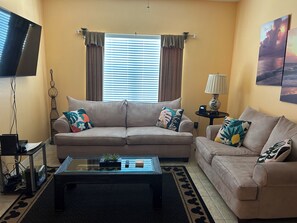 Smart TV, DVD player, books - 2 bed, 2 bath condo close to Disney and other theme parks Orlando (Kissimmee)