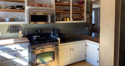 Colorful Farmhouse just minutes from East Burke, Kingdom Trails and Burke Mtn
