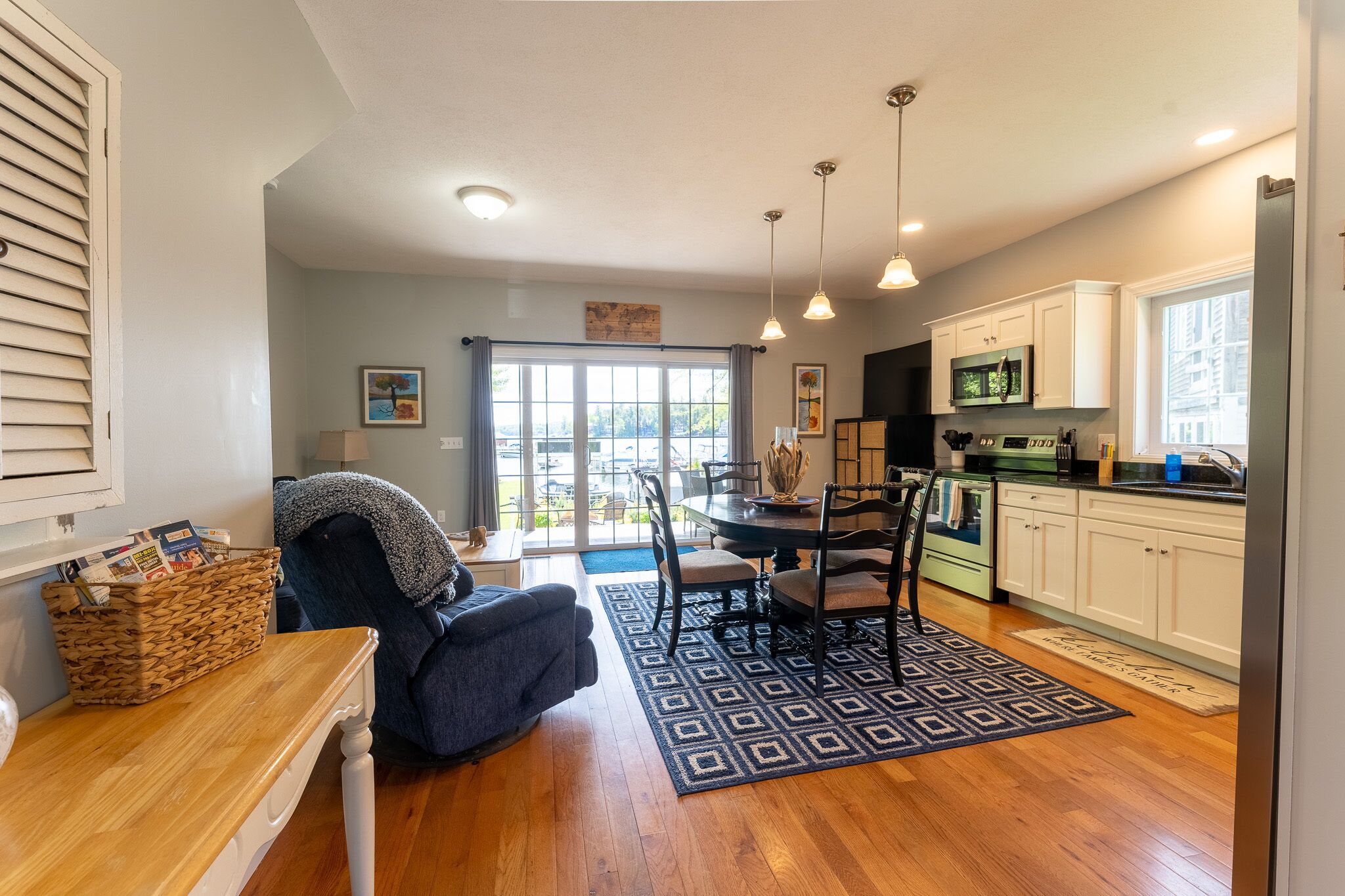 Brand new lakefront 4 season home sleeps 6