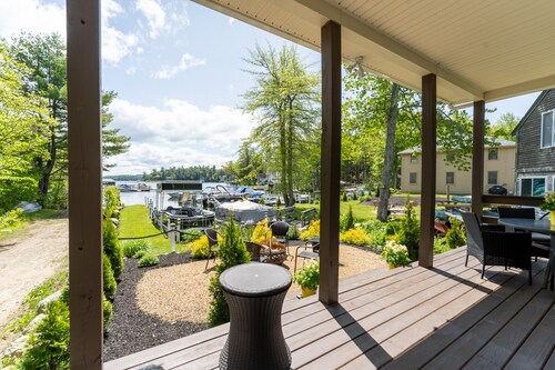 NEWER LAKEFRONT- 4 season home sleeps 6