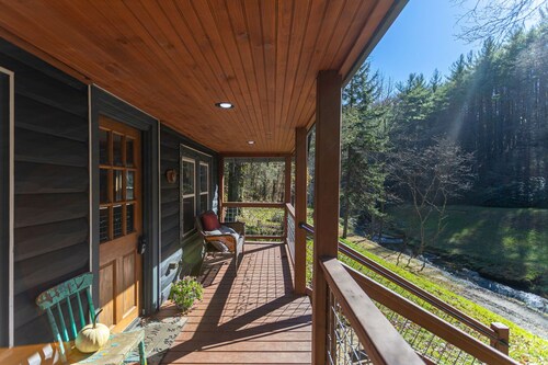 Hidden Cabin on Old Field Creek Quaint cottage near Boone with creek frontage