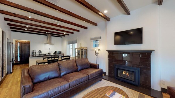 House (Delgado D) | Living room | Flat-screen TV, fireplace - Delgado D (Santa Fe)