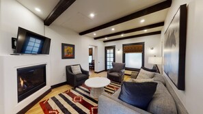 Rumah (AF: Dulce Casita) | Ruang keluarga | TV layar datar dan perapian