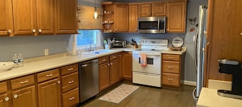 Broad Street Living- Sleeps 6: 1 story Bungalow w/ fence - two blocks from water