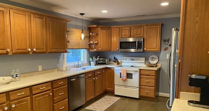 Broad Street Living- Sleeps 6: 1 story Bungalow w/ fence - two blocks from water