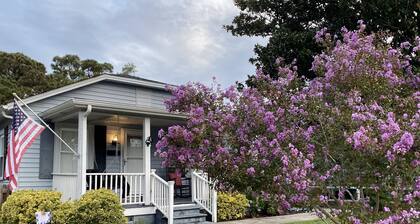 Broad Street Living- Sleeps 6: 1 story Bungalow w/ fence - two blocks from water