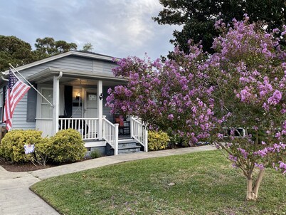 Broad Street Living- Sleeps 6: 1 story Bungalow w/ fence - two blocks from water