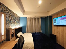 Cubrecamas, escritorio, cortinas blackout y wifi gratis 