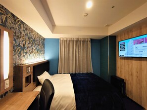 1 bedroom, down comforters, desk, blackout drapes