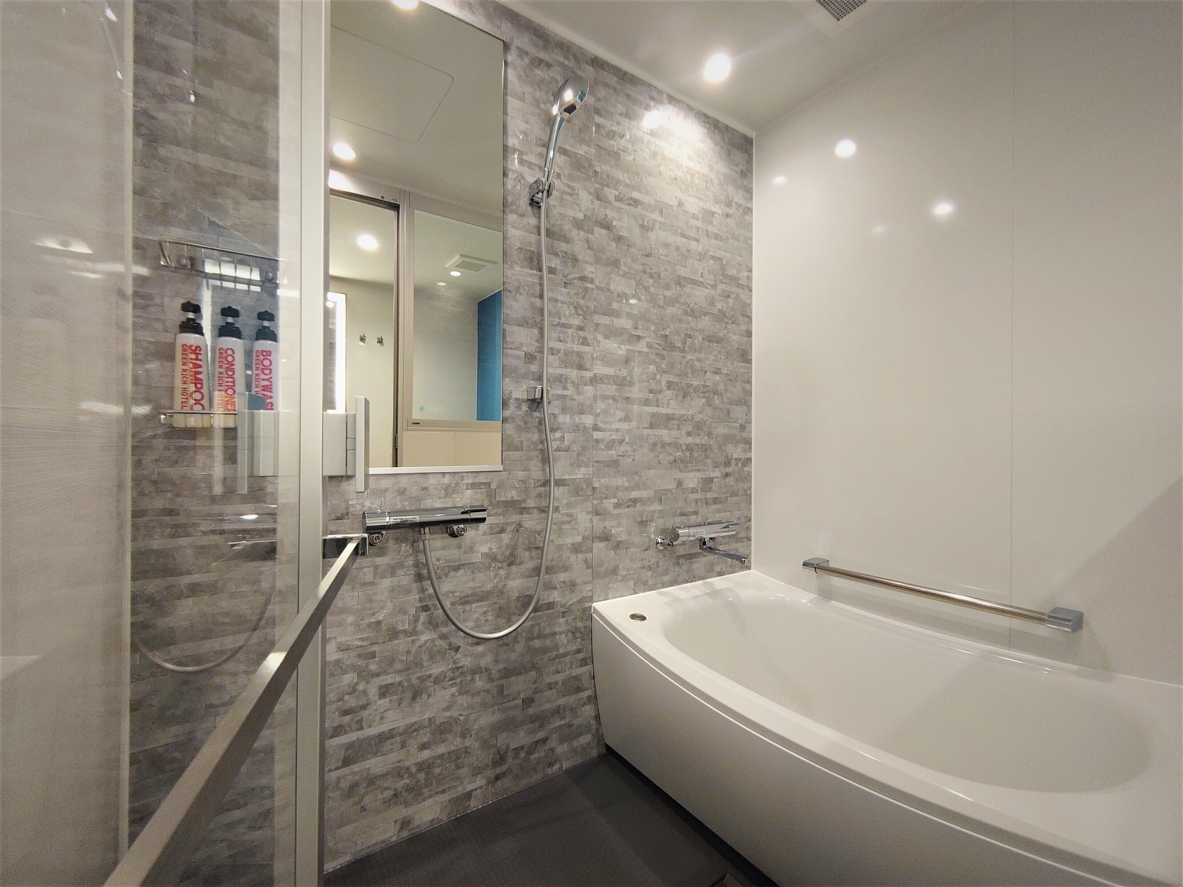 Combined shower/bathtub, free toiletries, hair dryer, slippers